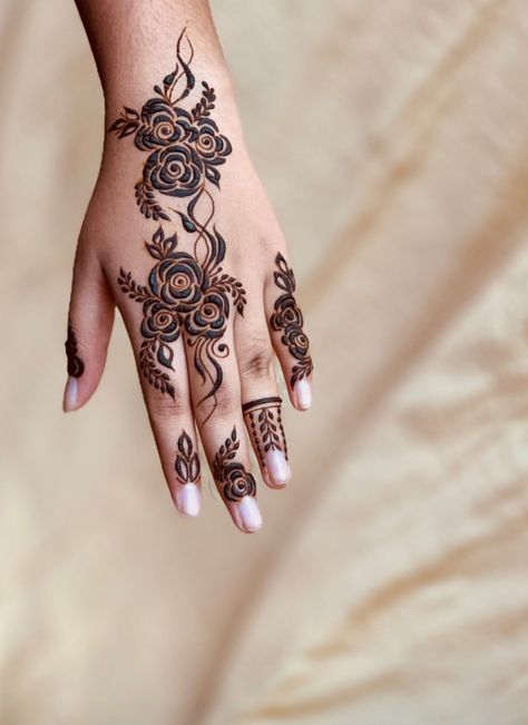 Front Hand Mehndi Design, Beautiful Simple Mehndi Design, Amazing 3d Tattoos, Short Mehndi Design, Front Hand Mehndi, Hand Mehndi Design, Finger Henna Designs, Henna Tattoo Designs Hand, Latest Henna Designs