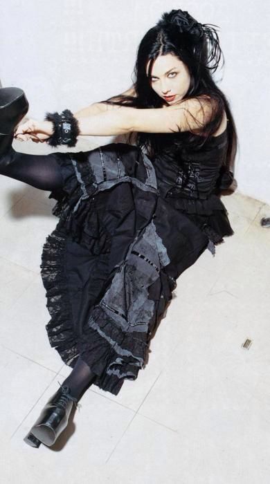 Amy Lee love her! Snow White Queen, Evanescence Amy Lee, Cute Queen, Amy Lee Evanescence, Mazzy Star, Spooky Cute, Gothic Clothes, Amy Lee, Evanescence