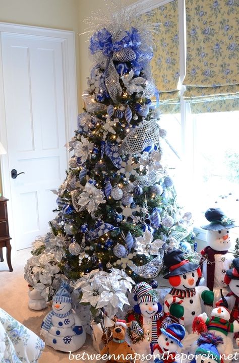 Christmas Tree Ideas Themed, Blue Snowman, White Christmas Decor, Cool Christmas Trees, Christmas Tree Ideas, Beautiful Christmas Trees, Christmas Tree Design, Silver Christmas, Christmas Tree Themes