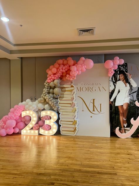 Nurse Graduation Backdrop Ideas, Pink And Silver Graduation, Graduation Party Venues Ideas, Pink And Maroon Graduation Party, Pink Graduation Party Decorations Table Settings, Pink Graduation Backdrop, Pink And Burgundy Graduation Party, Graduation Venue Decorations, Graduation College Party