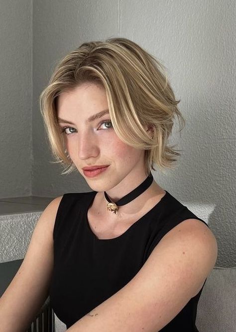 Short Haircut Chin Length, Womens Chin Length Hair, Niamh Adkins Hair, Niamh Adkins Short Hair, Textured Chin Length Bob, 80s Haircuts Short, Short Lesbian Hair Haircut, Short Hairstyle Women Blonde, Short Blonde Hair Aesthetic