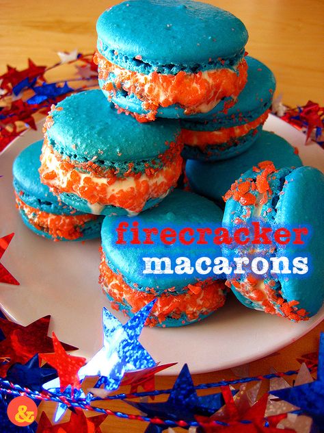 Firecracker Macarons: Chewy French macarons stuffed with vanilla ice cream and rolled in strawberry Pop Rocks candy! Perfect for 4th of July parties. #summer #dessert 4th Of July Macarons, Patriotic Macarons, Pop Rocks Candy, Macaron Recipes, Strawberry Pop, Macaron Flavors, French Macaron, French Macaroons, Happy Birthday America