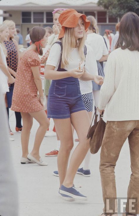 Highschool Fashion, 70s Mode, 1969 Fashion, High School Fashion, Estilo Hippie, Look Retro, Estilo Boho Chic, 1970s Fashion, 1960s Fashion