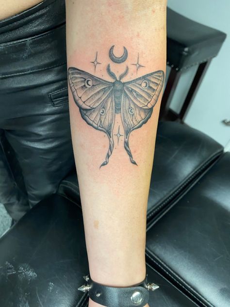 Spanish Moon Moth Tattoo, Moth And Flower Tattoo, Lunar Moth Tattoo, Luna Moth Tattoo, Tattoos Abstract, Tattooed Models, Lovers Tattoo, Tattoos Japanese, Tattoos Watercolor