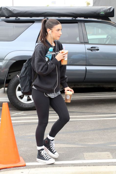 Black Leggings Outfit Sporty, Converse Gym Outfit, Charlie D'amelio Outfit, Gym Outfit Ideas, Neon Shorts, Charli Damelio Photos, Black Leggings Outfit, Cute Nike Outfits, Charli D'amelio Rare