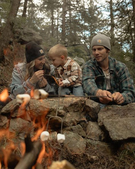 Campfire Minis are here! Go check out my stories to book a time slot! 🌲🔥 . . #coloradophotographer #coloradophotography #campfire… | Instagram Campfire Family Photoshoot, Campfire Photoshoot, Campfire Christmas, Family Camping Photography, 2024 Photoshoot, Campfire Fun, Outdoor Family Photoshoot, Colorado Photography, Holiday Mini Session