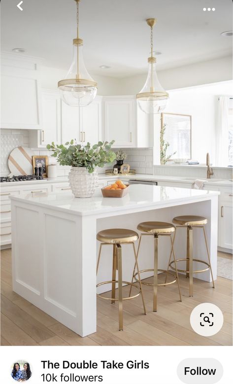 White Gold Kitchen, White And Gold Kitchen, Cottage Kitchen Inspiration, Modern Kitchen Room, Breakfast Nook Table, Full Kitchen Remodel, Kitchen Renovation Inspiration, Galley Kitchen Remodel, Spring Kitchen