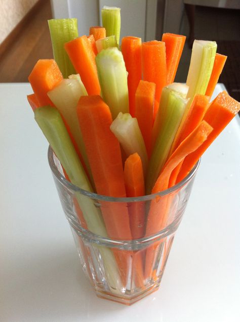 Vege stick cup Carrot And Cucumber Sticks, Carrots And Cucumbers Snack, Small Healthy Snacks, Kids Dinners, Cucumber Snacks, Veggie Sticks, Balance Diet, Grandma Crafts, Vegetable Sticks