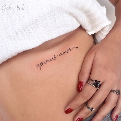 Tatuagem criada por Gabriela Machado (gabi.ink) de Catalão.    Escrita fina e delicada abaixo dos seios: "apenas amor" Writing Tattoos, Inspiration Tattoos, Tattoo Artwork, Tattoo Feminina, Discreet Tattoos, Dainty Tattoos, Mom Tattoos, Feminine Tattoos, Trik Fotografi