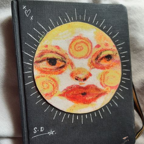 Customized Journal Cover, Scketh Book Cover Ideas, Art Sketchbook Front Cover Ideas, Gcse Art Sketchbook Front Cover, Sketbook Cover Ideas, Binder Painting Ideas, Painted Book Covers Diy, Sketchbook Front Cover Ideas Aesthetic, Cover Of Sketchbook Ideas