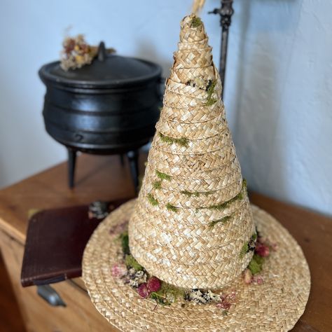 Diy Straw Witch Hat, Eclectic Witch Aesthetic Fashion, Ren Faire Booth Ideas, Witch Cosplay Diy, Ren Faire Hat, Alchemy Decor, Straw Witch Hat, Medieval Core, Witch Aesthetic Fashion