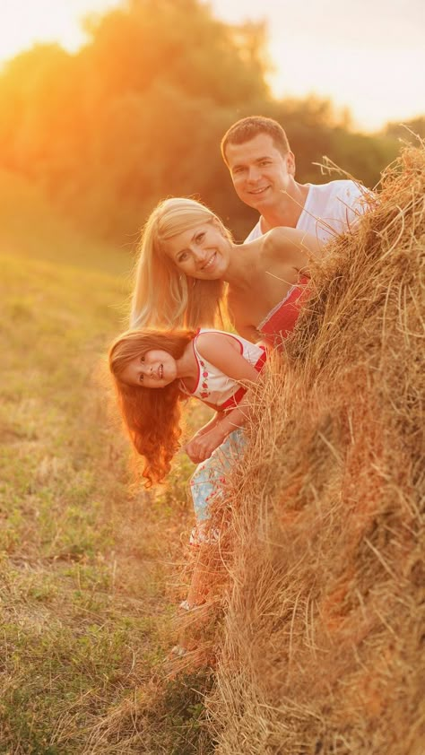 Haybale Photoshoot, Hay Bale Pictures, Country Family Photos, Farm Fashion, Mother Daughter Photography, Fall Family Pictures, Spring Family, Fall Family Photos, Fall Photoshoot