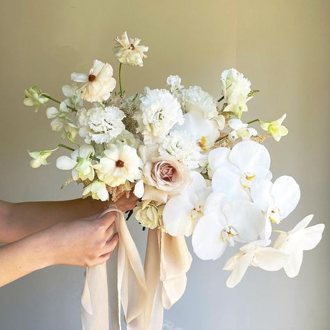 Pastel Wedding Flowers Bridal Bouquets, Pastel Wedding Flowers Centerpieces, Pastel Wedding Reception, Pastel Wedding Florals, Cascade Wedding Bouquet, Wedding Bouquets White, Natural Bouquet Wedding, Pastel Wedding Colors, Evergreen Flowers