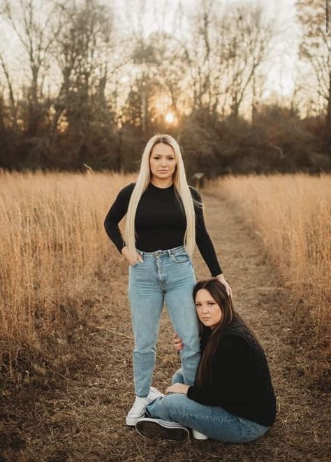 Funny Sister Pictures, Awkward Photoshoot, Best Friend Photoshoot Ideas, Friend Photoshoot Ideas, Awkward Family Pictures, Funny Photoshoot Ideas, Sibling Photo Shoots, Sibling Pictures, Sisters Photoshoot Poses