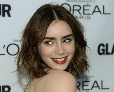 Lily Collins Dress, Lily Collins Makeup, Lily Collins Short Hair, Eyebrow Growth Oil, Natural Eyebrows Growth, Lily Collins Hair, Celebrity Daughters, Kiss Tattoos, Thick Brows