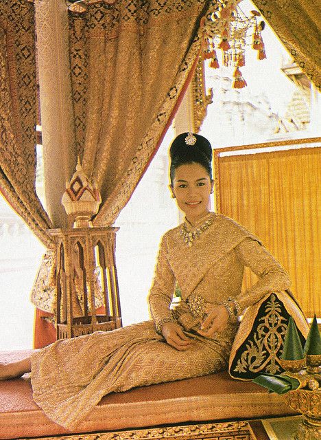 Queen Sirikit of Thailand wearing a Balmain design of 20-carat gold thread and crystals. Thai Royal Family, King Rama 9, Thai King, Traditional Thai Clothing, Queen Sirikit, King Bhumibol Adulyadej, Thai Clothes, King Bhumibol, Thai Traditional Dress