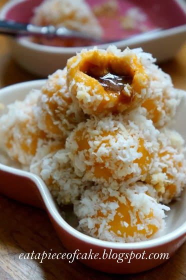 Piece of Cake: Sweet Potato Ondeh Ondeh Asian Pastries, Ondeh Ondeh, Nyonya Food, Kuih Lapis, Malaysian Dessert, Indonesian Desserts, Asian Cake, Malay Food, Sweet Soup