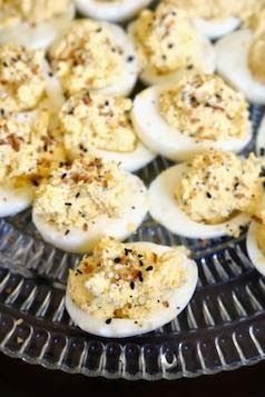 Everything Bagel Deviled Eggs Deviled Eggs With Cream Cheese, Cream Cheese Deviled Eggs, Eggs With Cream Cheese, Delicious Deviled Egg Recipe, Deviled Egg Dip, Jalapeno Cream Cheese Dip, Best Deviled Eggs, Tater Tot Breakfast, Cream Cheese Dips