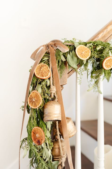 Orange Christmas Tree, Dried Orange Garland, Traditional Christmas Decor, Julie Blanner, Scandinavian Christmas Decorations, Orange Christmas, Traditional Christmas Decorations, Easy Christmas Decorations, Dried Oranges