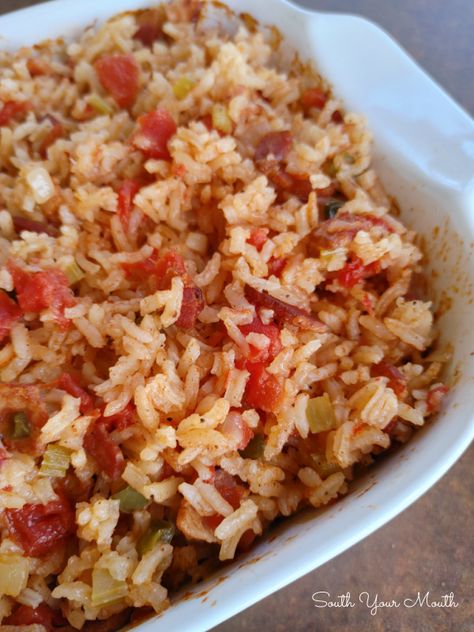 Charleston Red Rice: A Lowcountry recipe popular from Charleston to Savannah, made from rice cooked with bacon and a tomato broth seasoned with peppers and onions perfected by the Gullah and Geechee. #redrice #charleston #gullah #southern #lowcountry Carolina Red Rice, Rice And Bacon Recipes, Southern Rice Recipes, Hot Rice Recipe, Savannah Red Rice Recipe, Red Rice Recipe Southern, Charleston Red Rice Recipe, Savannah Red Rice, Charleston Red Rice