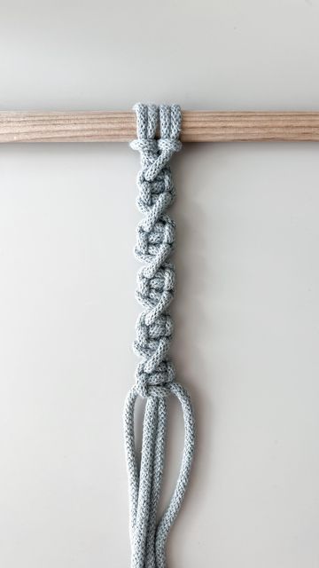 Macrame Twist Knot, Macrame Twist, Macrame Square Knot, Macrame Bracelet Diy, Diy Macrame Plant Hanger, Rope Knots, Square Knot, Rope Twist, Macrame Knot