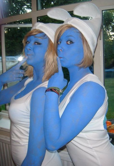 Smurfs 2010 Smurf Costume Women, Fantasia Smurf, Smurf Costume, Halloween Costumes 2022, Duo Costumes, Round Of Applause, Halloween This Year, Girl Halloween, Creative Halloween Costumes