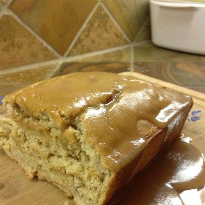 Salted Caramel Banana Bread I "My family devoured this bread. ..they couldn't wait for it to cool and the entire loaf was gone when i got up the next morning!" Carmel Banana Bread Recipe, Salted Caramel Banana Bread Recipe, Salted Caramel Banana Bread, Caramel Banana Bread, Easy Breads, Bridesmaids Brunch, Fruit Breads, Date And Walnut Loaf, Banana Desserts