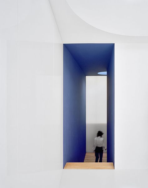 Haus mit Atelier / C18 Architekten Blue Hallway, Colour Architecture, Minimal Architecture, Josef Albers, Interior Stairs, Luxury Homes Interior, Commercial Interiors, 인테리어 디자인, Interior Architecture Design