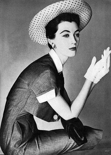 Dovima for Vogue, April 1954 1950s Vintage Fashion, Jean Shrimpton, Irving Penn, Look Retro, Fashion 1950s, Richard Avedon, Vintage Fashion Photography, Linda Evangelista, December 11