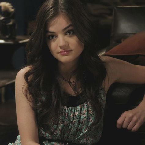 Aria Montgomery Season 1, Pretty Little Liars Hairstyles, Aria Montgomery Hair, Aria Montgomery Outfits, Pretty Little Liars Cast, Pretty Little Liars Aesthetic, Montgomery Aesthetic, Aria Montgomery Aesthetic, Aria Hair