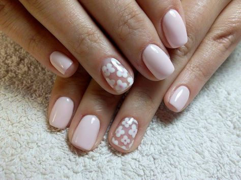 flower nails Short Round Flower Nails, Flower Girl Nails Kids, Flower Girl Nails For Wedding, Nude Flower Nails, Ongles Beiges, Pink Flower Nails, Nail Polish Flowers, Pink Gel Nails, Light Pink Nails