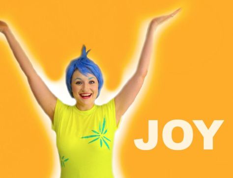 Joy Inside Out Costume Diy, Joy Inside Out Costume, Adult Costumes Diy, Joy Costume, Inside Out Joy, Inside Out Costume, Pixar Inside Out, Cardboard Costume, Joy Inside Out