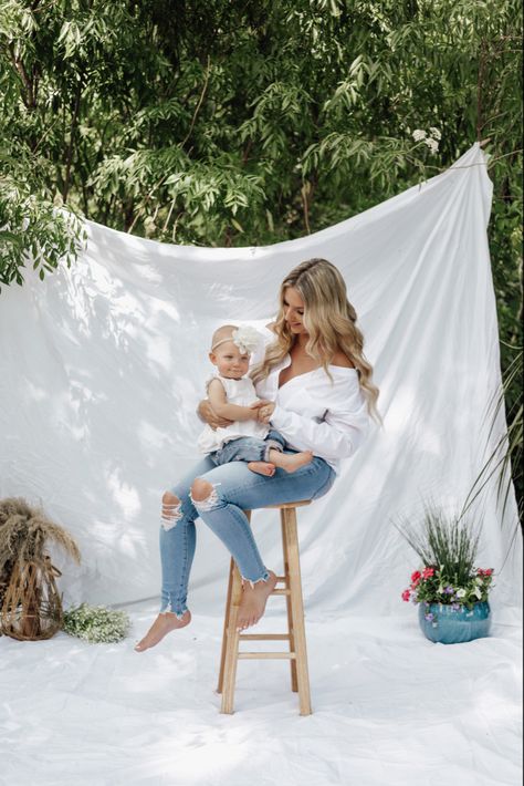 #fashion #photography #photoshoot Mother Day Photoshoot, Mother Day Photoshoot Mini Sessions, Mothers Day Photoshoot, Motherhood Photos, Mother Baby Photography, Boho Mother, Mommy And Me Photo Shoot, Baby Milestones Pictures, Maternity Photography Poses Pregnancy Pics