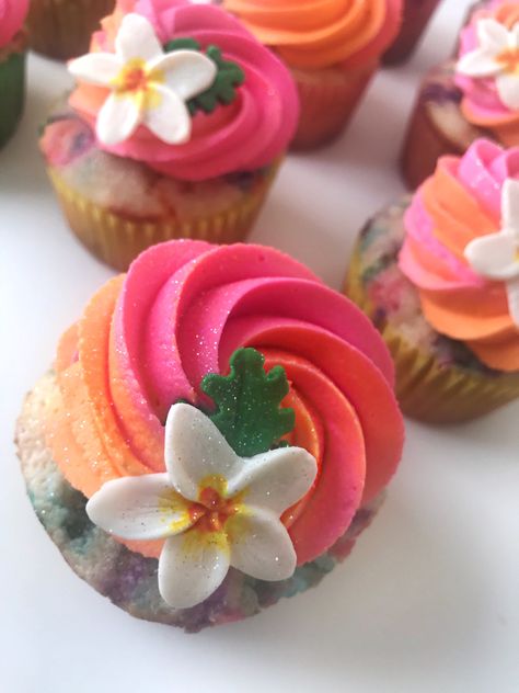 Hawaiian Cupcake Cake, Cupcake Hawaiian Theme, Hawaii Theme Party Cake, Tropical Decorated Cupcakes, Hawian Theme Cupcakes, Tropical Party Cupcakes, Hawaiian Party Cupcakes, Hawaii Cupcakes Ideas, Tropical Birthday Cupcakes