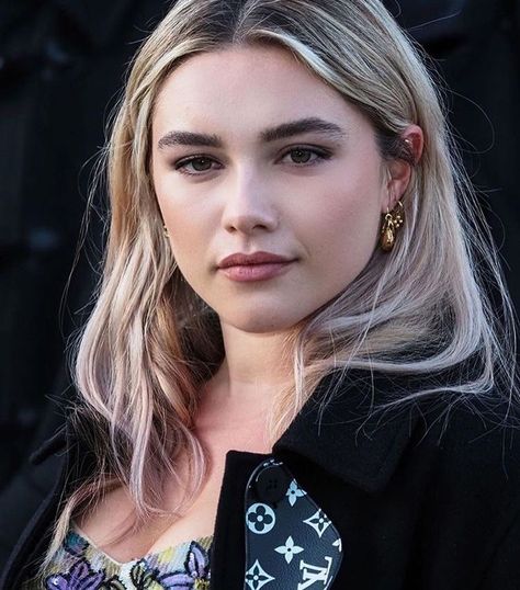 Florence Pugh, Roots Hair, British Vogue, Woman Crush, Hair Trends, Dyed Hair, Florence, Pretty People, Blonde Hair