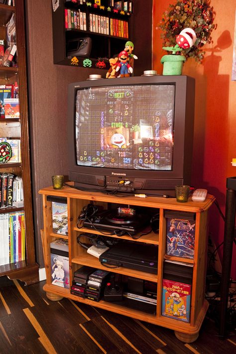 Vintage Game Room, Retro Game Room, 80s Room Aesthetic, 80s Bedroom Furniture, 80s Room, Geek Room, Chambre Inspo, Retro Games Room, 80s Bedroom