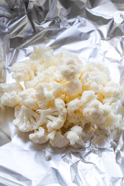 Brown Butter Garlic Cauliflower Foil Packets - Quick, easy and healthy, these cauliflower foil packets make for a full vegetarian/paleo/low-carb meal with zero clean-up. - #recipe by #eatwell101 Cauliflower In Oven, Braised Carrots, Veggie Board, Garlic Cauliflower, Oven Roasted Cauliflower, Grilled Cauliflower, Foil Packet Dinners, Foil Pack Meals, Foil Packs