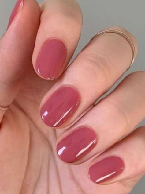 fall nail color: rosy pink Best Fall Nail Colors, Fall Nail Color, Kutek Disney, Unghie Sfumate, Plain Nails, Hello Nails, Short Gel Nails, Subtle Nails, Simple Gel Nails