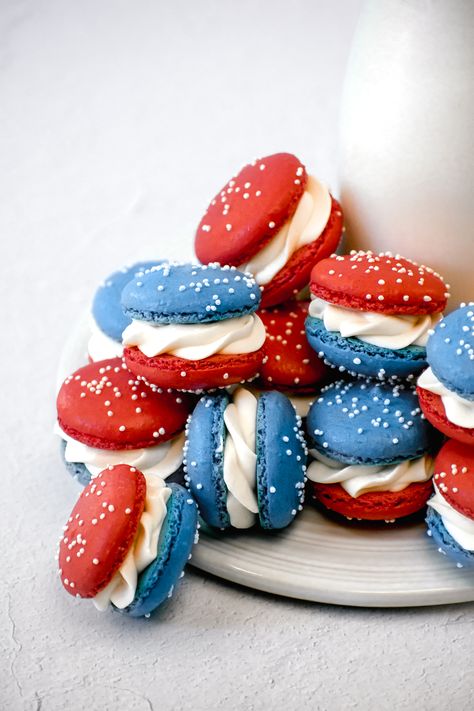 With Fourth of July coming up, I could not resist making some red, white, and blue macarons! The classic American buttercream filling makes these guys total crowd pleasers. Blue Macarons, French Macaroon Recipes, 4th July Food, Mixed Berry Pie, American Buttercream, Mascarpone Frosting, Patriotic Desserts, 4th Of July Cake, 4th Of July Desserts