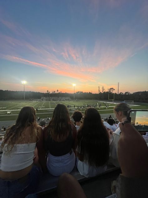 sunset football game aesthetic american high school Canada High School Aesthetic, High School Asthetics Photos, American Core, Usa High School Aesthetic, Popular Aesthetic High School, High School Vibes, American School, American Highschool Exterior, American Teenager Aesthetic