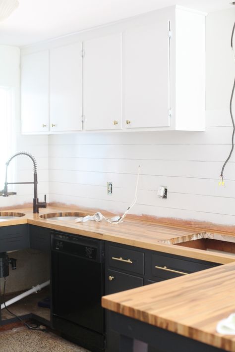 Refinishing Kitchen Cabinets, Black Lower Cabinets, Organize Kitchen, Kitchens Ideas, Old Kitchen Cabinets, Newly Remodeled Kitchens, Refinish Kitchen Cabinets, Refinishing Cabinets, Black Kitchen Cabinets