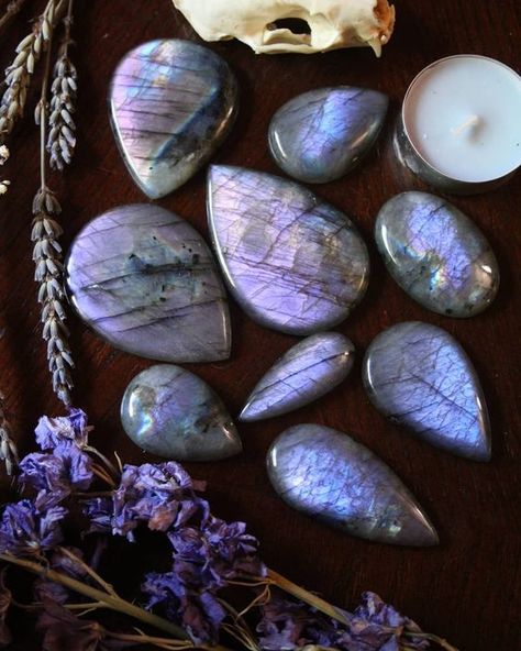 Labradorite Aesthetic, Amazing Saturday, Purple Magic, Grounding Energy, Crystal Aesthetic, Pretty Rocks, Crystal Eye, Cool Rocks, Crystal Geode