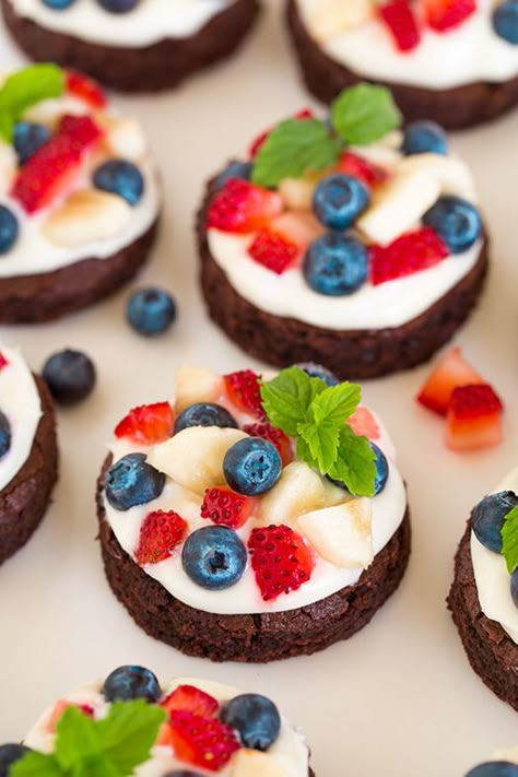 Mini Brownie Fruit Pizzas with Cream Cheese Frosting - Cooking Classy Fruit Pizza With Cream Cheese, Pizza With Cream Cheese, Fruit Pizza Frosting, Fruit Pizzas, Fruit Pizza Sugar Cookie, Fruit Pizza Recipe, Mini Brownies, Fruit Pizza, Dessert Pizza