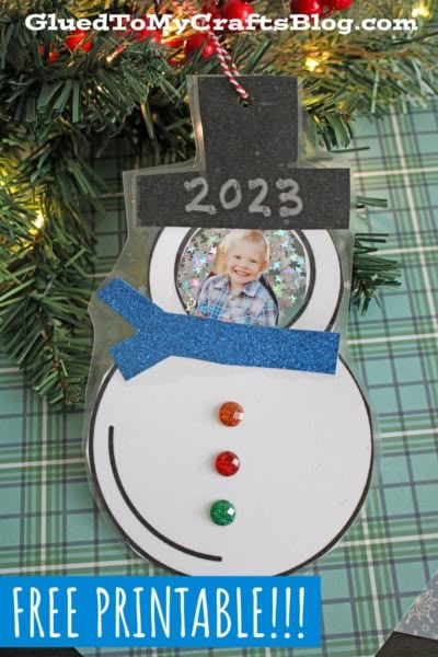 Christmas Gift Ideas From Preschoolers To Parents, Toddler Picture Ornament Craft, Easy Preschool Ornament Craft, Picture Ornaments Diy Kids, Homemade Photo Ornaments, Preschool Christmas Crafts Ornaments, Christmas Crafts With Pictures, Snowman Crafts For Kids Preschool, Photo Ornament Craft