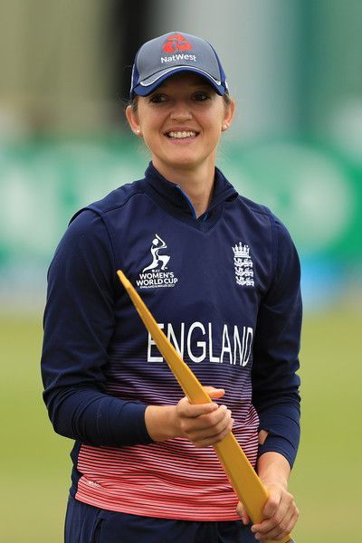 Cricket Trophy, Women Cricketers, Cricket Photo, Australia Cricket Team, Female Crossfit Athletes, Womens World Cup, Sarah Taylor, England Cricket Team, Smriti Mandhana