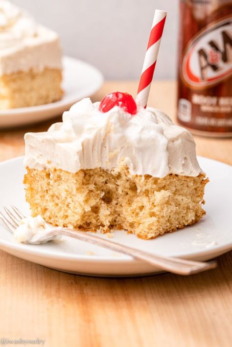 This super easy Root Beer Float Cake is made with boxed cake mix and cold root beer. Beer Cake Recipe, Soda Pop Cake, Soda Cake Recipe, Root Beer Cake, Root Beer Float Pie, Root Beer Float Cake, Root Beer Recipe, Cake Mix And Soda, Banana Cake Recipe Easy