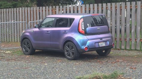 2016 Kia Soul with a Chameleon Paint Job.  Sooooo jealous. Kia Soul Aesthetic, Chameleon Wrap Car, Chameleon Paint Cars, Kia Soul Decals, Kia Soul 2016, Kia Soul 2010, Tesla Roadster, Kia Soul, Car Wrap