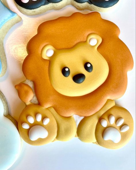 Lion Cookies Royal Icing, Lion Sugar Cookies, Super Bowl Cookies, Tiger Cookies, Mishloach Manos, Lion Birthday Party, Lion Cookies, Lion Baby Shower, School Cookies