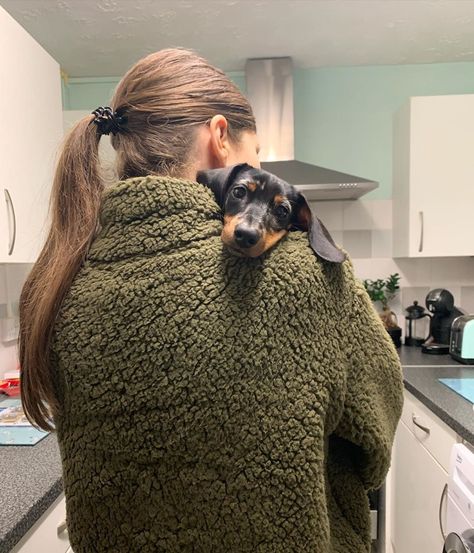 Before you get a Dachshund Dog, you must know these facts! Puppy List, Girls Cuddling, Weiners, Dachshund Mom, Very Cute Dogs, Weenie Dogs, Mini Dachshund, Dachshund Puppies, Dachshund Lovers