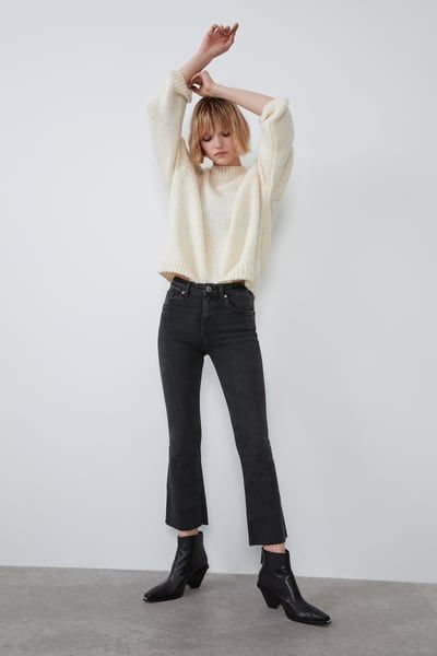 Kick Flare Jeans Outfit, Flared Jeans 70s, Black Cropped Jeans, Look 2022, Crop Flare Pants, Best White Jeans, Cropped Jeans Outfit, Flare Jeans Outfit, Cropped Flare Pants